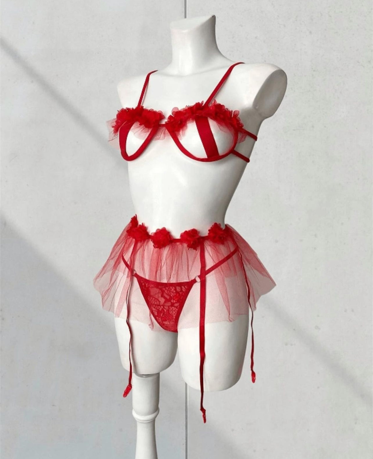 FLORAL DETAILED SKIRT GARTER SET